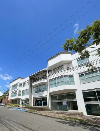 Fachada del Centro Médico y Empresarial Uninorte, sede de Broca Unidad Neurológica en Armenia, Quindío