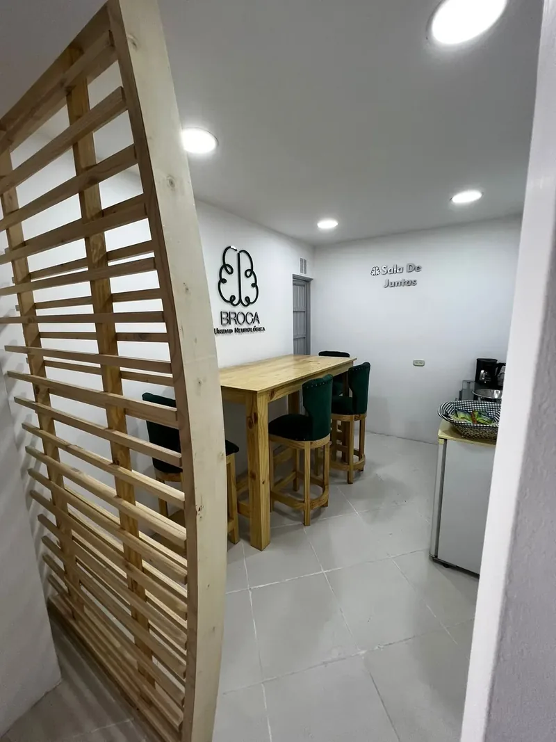 Sala de espera cómoda para pacientes - Neurólogo en Armenia